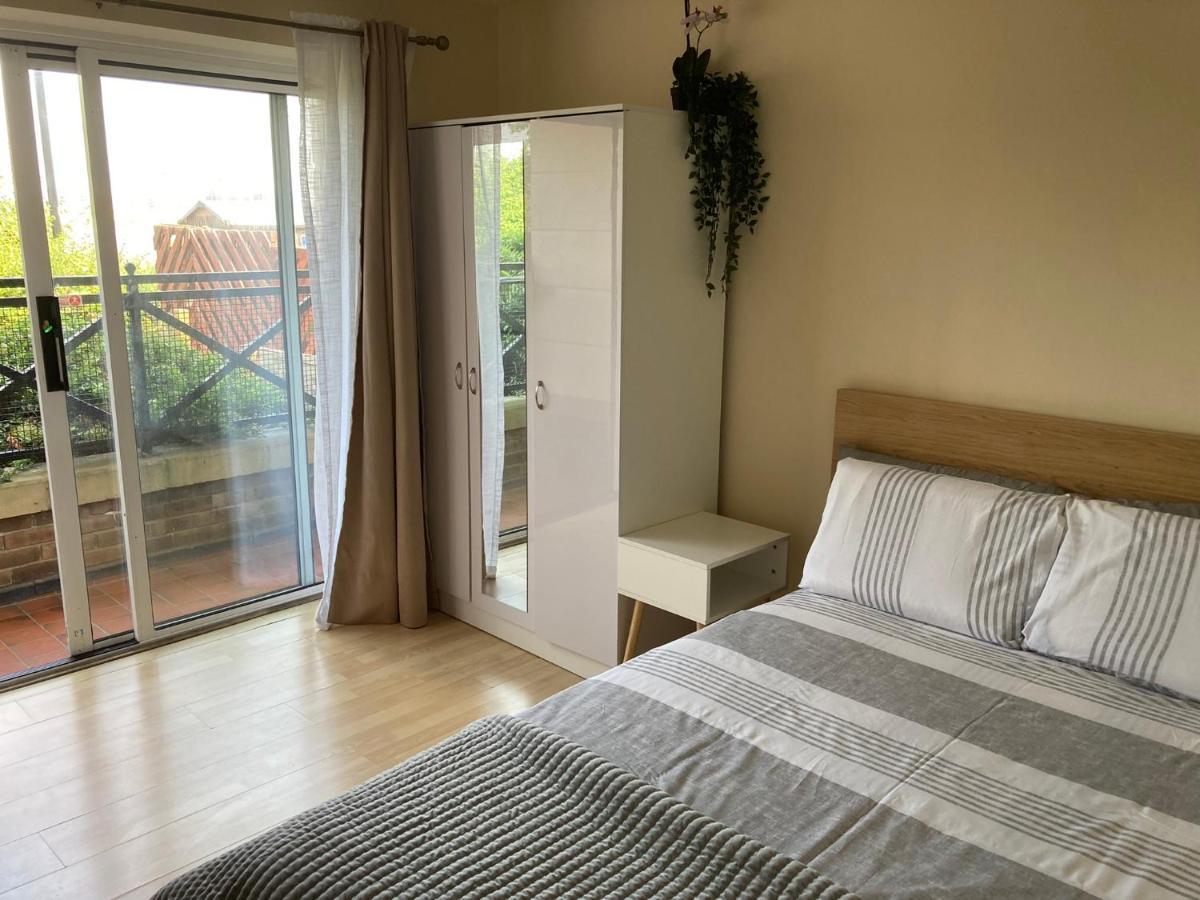Comfortable Room With Private Balcony And Shared House Londres Exterior foto